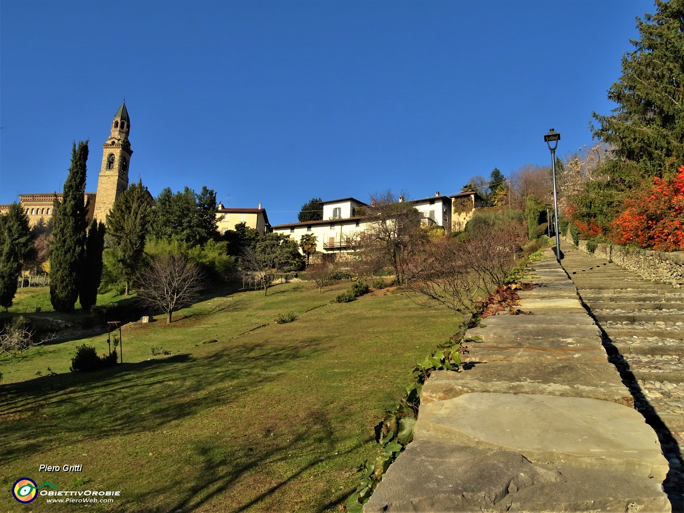 16  Sulla soleggiata  'Salita dello Scorlazzino' con vista sul Tempio dei Caduti  .JPG